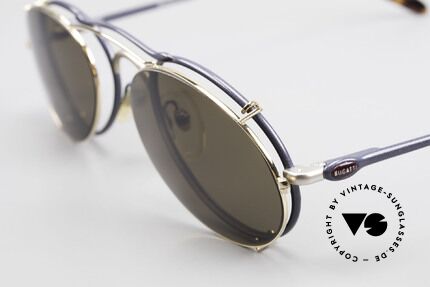 Bugatti 23444 Alte 90er Brille mit Vorhänger, Fasssung = marine-blau / silber; Sonnen-Clip = gold, Passend für Herren