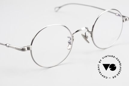 Lunor V 110 Runde Lunor Metallbrille Titan, aus der 2011er Kollektion in altbekannter Qualität, Passend für Herren und Damen Lunor V 110 Runde Lunor Metallbrille Titan, aus der 2011er Kollektion in altbekannter Qualität, Passend für Herren und Damen
