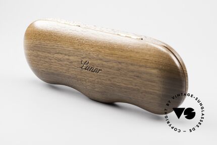 Lunor Wooden Folding Case - B Nussholz Klappetui In Size B, Foto zeigt eine Lunor "I 12" (39mm Höhe) im Etui, Passend für Herren und Damen