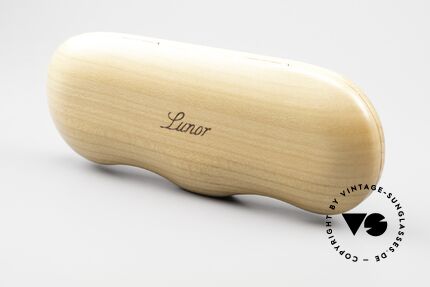 Lunor Wooden Folding Case - B Holzetui Kirsch Klapp In Size B, Foto zeigt eine Lunor "I 12" (39mm Höhe) im Etui, Passend für Herren und Damen