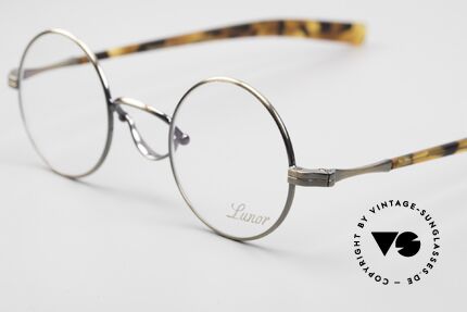 Lunor Swing A 31 Round Vintage Brille In Antik Gold AG, bekannt für den W-Steg und die schlichten Formen, Passend für Herren und Damen