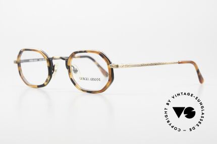 Giorgio Armani 143 Achteckige 80er Brille, der Rahmen ist mit aufwändigen Gravuren verziert, Passend für Herren und Damen