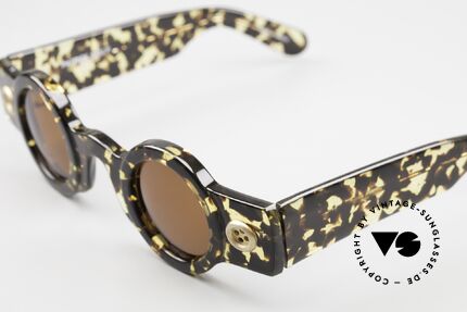 Patrick Kelly Peanut 32 Sonnenbrille Mit Knöpfen, er war der erste Ami der franz. Féd. Haute Couture, Passend für Herren und Damen
