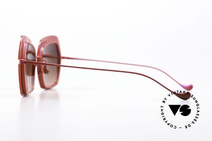 Caroline Abram Warda Sehr Feminine Sonnenbrille, mit kräftigen Farben und sehr femininen Formen, Passend für Damen