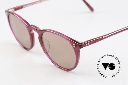 Oliver Peoples O'Malley Himbeer Rahmen Panto Stil, ein Lieblingsmodell von O.P. Firmengründer Larry Leight, Passend für Herren und Damen