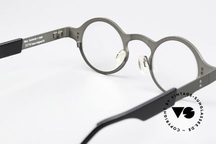Theo Belgium Huitante Sept Zweifarbige Designerbrille, ungetragen; wie alle unsere vintage Theo Brillen, Passend für Herren und Damen