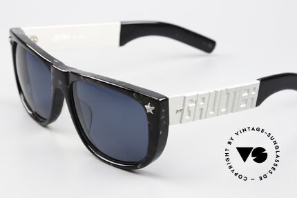 Jean Paul Gaultier 56-8272 Vanilla Ice Sonnenbrille 90er, breite Aluminiumbügel mit aufwendiger Gaultier Gravur, Passend für Herren
