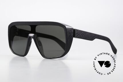 Mykita Mylon Shift High-End Zeiss Sonnengläser, Farbcode 301 = Pitch Black / Dark Grey Shield, Passend für Herren Mykita Mylon Shift High-End Zeiss Sonnengläser, Farbcode 301 = Pitch Black / Dark Grey Shield, Passend für Herren