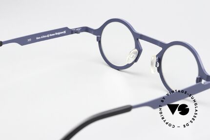 Theo Belgium Africa Titanium Brille Dunkelblau, ungetragen; wie alle unsere vintage Theo Brillen, Passend für Herren und Damen
