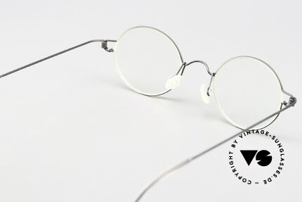 Lindberg Corona 40 Air Titan Rim Runde Titanbrille Aus den 90ern, ungetragenes Original (mit altem Schriftzug); inkl. Etui, Passend für Herren und Damen Lindberg Corona 40 Air Titan Rim Runde Titanbrille Aus den 90ern, ungetragenes Original (mit altem Schriftzug); inkl. Etui, Passend für Herren und Damen